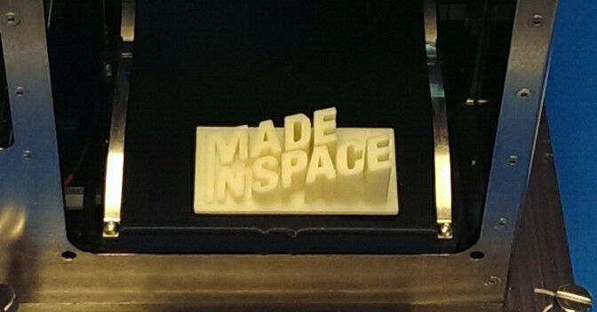 Das Logo von Made in Space, gedruckt mit dem Zero-G-Printer (Made in Space)