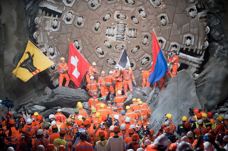 Nach über 20 Jahren Planungs- und Bauzeit wird in der Schweiz die Fertigstellung des Gotthard-Basistunnels gefeiert – der längste Eisenbahntunnels der Welt. Jede Menge Technik sorgt für einen reibungslosen Schienenverkehr. So wird beispielsweise Messtechnik von Endress + Hauser für die Tunnel-Entwässerung eingesetzt. (AlpTransit Gotthard AG)