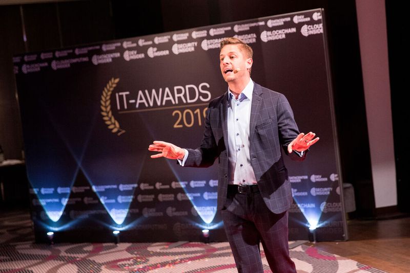 In die Köpfe seiner Bühnengäste schaut Mentalist Dr. Jürgen Illgen ... (Bild: artful rooms / VIT)