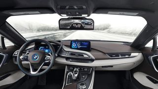 Der elektronische Rückspiegel im BMW i8 ist etwas größer als ein konventioneller Innenspiegel. (Fabian Kirchbauer)