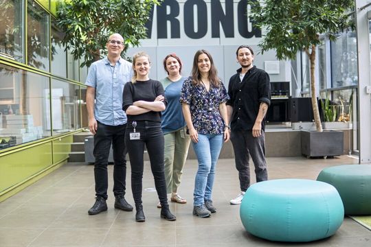 Die Studienautor:innen am IMBA. Von links nach rechts: Alejandro Burga, Sonya Widen, Alevtina Koreshova, Pinelopi Pliota, und Daniel Krogull. Es fehlt Israel Campo Bes. (Bild:  ©IMBA/Adam Cooper)