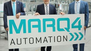 Firmenschild zur Neugründung: Dr. Harald Marquardt (links) und Produktionsvorstand Jochen Becker (rechts), gratulieren Harald Berchtold, Geschäftsführer der MARQ4 Automation GmbH. (Marquardt)