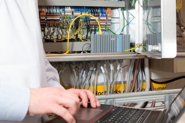 Die durch Sensoren ermittelten Daten der Waschanlagen tragen einen Teil zur Transparenz beim Verbrauch von Reinigungsmitteln und chemischen Additiven bei. (Bild: Siemens)