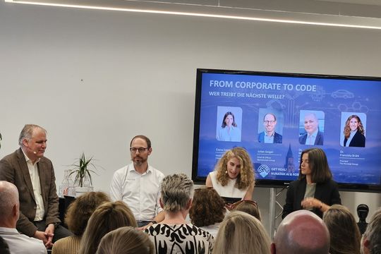 Dr.-Ing. Michael Suppa, Roboception GmbH, Julian Geiger, Nemetschek Group, Dr. Franziska Brühl, Nunatak, und Elena Coles, Circus SE diskutieren darüber, welche Technologie die nächste Wellte antreiben wird.(Bild:  Stefan Girschner)