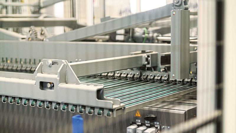 Durch den Einsatz eines Midi Blechlagers 3015, das mit um 90° gedrehten Blöcken konzipiert wurde, konnte der vorhandene Raum effizient genutzt werden. Zwei Laser-Flex-Einheiten sorgen für die Entkopplung von Be- und Entladungseinheit sowie kurze Wechselzeiten von circa einer Minute. Für ein besonders schonendes Materialhandling werden die Soft Touch Fingers am Riemenrechen des Entladers verwendet. (Remmert)