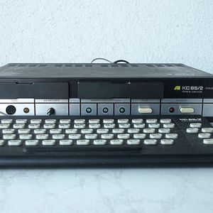Kleincomputer: Der KC 85/2, ein Heimcomputer, der in der DDR vom VEB Mikroelektronik "Wilhelm Pieck" Mühlhausen hergestellt wurde. 1984 erstmals vorgestellt.(Bild:  KC85-4.jpg /Grandy02  / CC BY-SA )