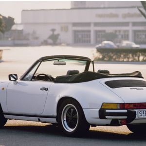 1982 debütierte der 911 SC auf dem Genfer Salon. Ein Stoffdach-Cabrio, das völlig untypisch für die damalige Zeit der Blähdächer wie etwa beim VW Golf auch geschlossen in Bestform war.