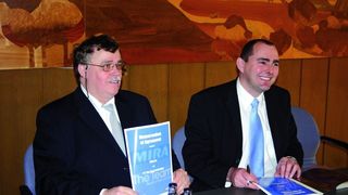 John Peterson, Mira Ltd (links), und Hans-Jürgen Lange, The Team Technology GmbH (TTT), unterzeichneten eine Vereinbarung mit der Carbotech Composites GmbH zur Entwicklung einer Sattelzugmaschine in CFK-Bauweise. (Archiv: Vogel Business Media)