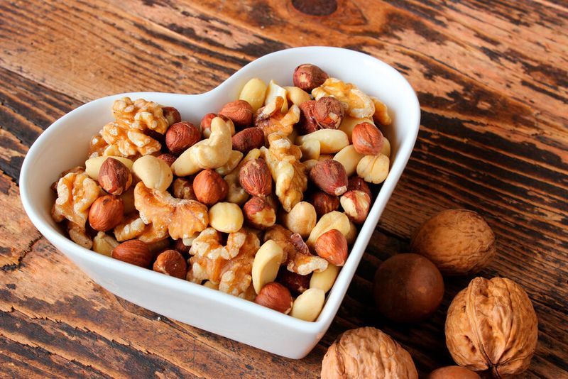 Klein und unscheinbar, aber mit großer Wirkung: Nüsse und Kerne wirken entzündungshemmend und schützen die grauen Zellen. Außerdem enthalten sie Nährstoffe wie Eisen, Magnesium oder verschiedene Vitamine. Besonders Walnüsse sind wahre Nährstoffbomben: Neben Eiweiß und B-Vitaminen enthalten sie noch Omega–3–Fettsäuren. (Bild: fototheobald - stock.adobe.com)