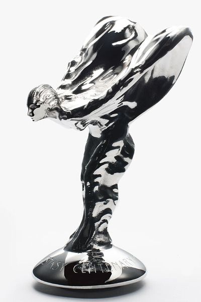 Der Legende nach ist Emily das Abbild einer Sekretärin. Die nach ihrer Statur entworfene Kühlerfigur ziert genau seit dem 6. Februar 1911 alle Fahrzeuge der Marke. (Foto: Rolls Royce)