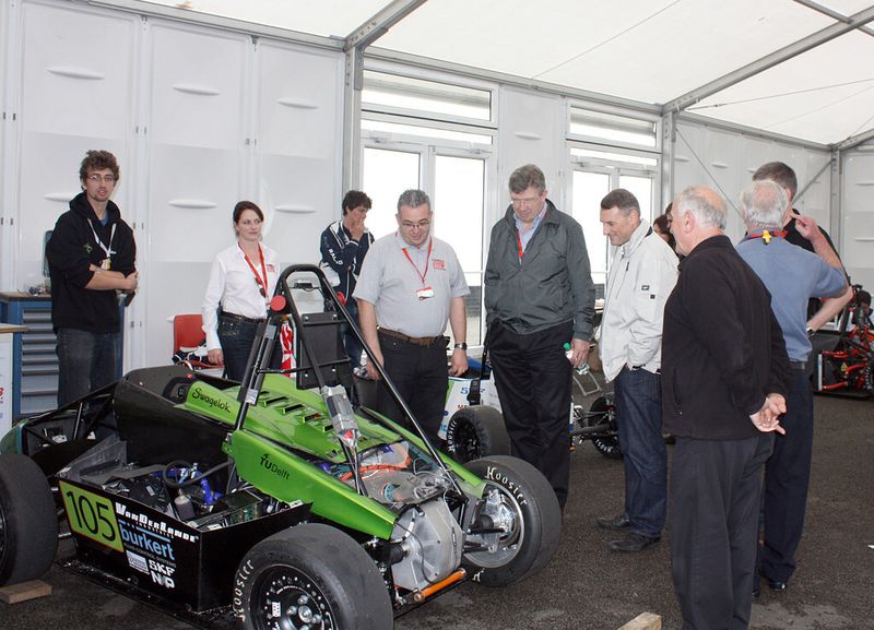 Ross Brawn, Teamchef des Mercedes AMG Petronas Formel-1-Rennstalls, war vom innovativen Forze V beeindruckt. (Bild: Bürkert)