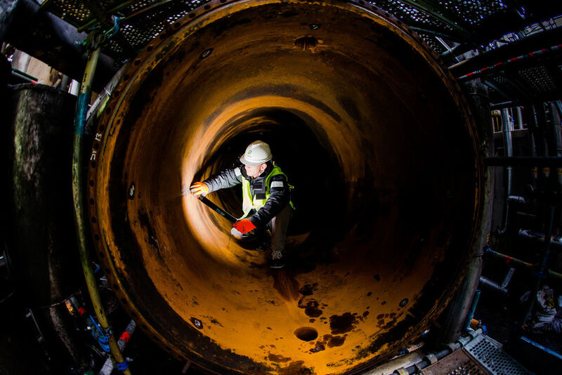 Durchblick benötigt: Dieser ausgebaute Wärmtauscher wird auf Materialfehler geprüft - so wie über 100.000 Teile und Komponenten in allen größen, die geprüft, gewartet und gegebenfalls ausgetauscht werden. (Bilfinger)