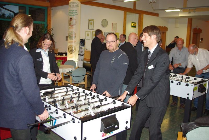 Am Abend konnten sich die Komsa-Partner noch sportlich betätigen, wie hier beim Kickerturnier in Brehna. (Archiv: Vogel Business Media)
