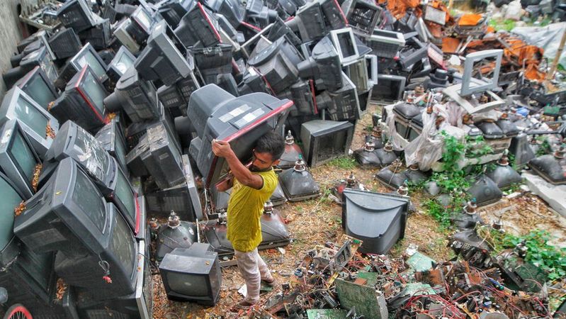 Gefährlich giftig: Gold und Kupfer, aber auch Blei, Quecksilber, Nickel und chemische Schadstoffe kontaminieren den Boden wilder Mülldeponien und vergiften die Ärmsten. (Bild:  gemeinfrei /  Pixabay)