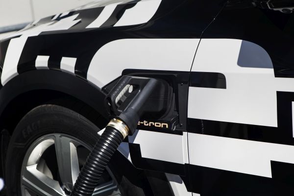 Audi e-tron-Prototyp: Laden  (Audi)
