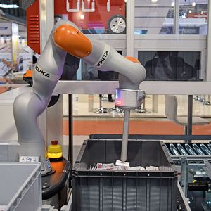 Dank des Kuka-Leichtbauroboters LBR iiwa mit integrierter Mensch-Roboter-Kollaboration können Roboter und Mensch nebeneinander arbeiten. Hierdurch sind neue Lösungskonzepte in der Kommissionierung möglich.