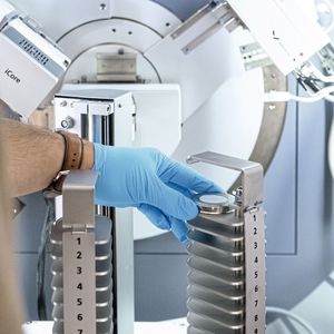 Der Zwilling dieser Probe befindet sich auf der Aussenseite der ISS als Teil des «SESAME»-Experiments.(Bild:  Empa)