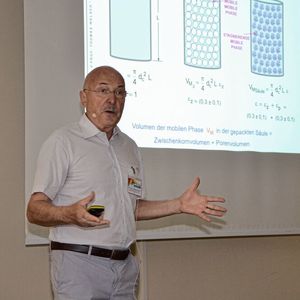 Hochaktuell war das Keynote-Thema von Prof. Dr. Thomas Welsch: Welche Vorteile bieten pellikulare Packungsmaterialien in der UHPLC und was man bei der Methodenentwicklung beachten muss.(LABORPRAXIS/Ottleben)