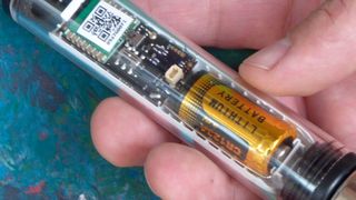 Dieser Sensor reagiert auf jede Art der Veränderung > 5° oder auf Erschütterungen. (Inau)