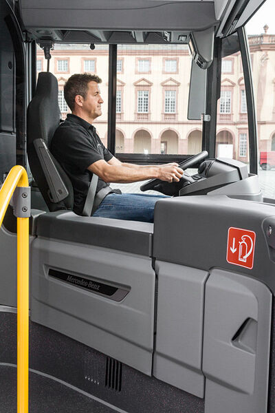 Der Fahrer sitzt auf Augenhöhe mit den Fahrgästen und hat Übersicht bis in den hinteren Busbereich. (Foto: Daimler)