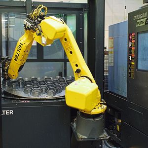 Der Halter Load Assistant Universal arbeitet mit verschiedenen, universellen Rasterplatten für rechteckige und rotationssymmetrische Werkstücke sowie Stangenmaterialien.(Bild:  Martinus Menne)