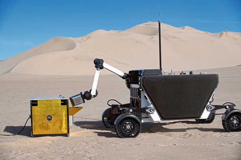 Test des FLEx-Rovers von Astrolab und seines Roboterarms. Die Tests wurden in der Nähe des Death Valley, Kalifornien, durchgeführt. (Bild: Astrolab)