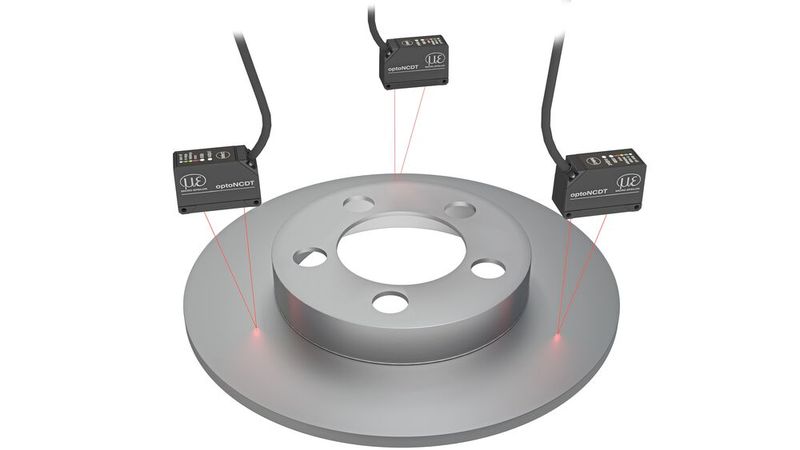 Bei der geometrischen Vermessung von Bauteilen in Prüfvorrichtungen bieten Laser-Triangulationssensoren optoNCDT 1220 von Micro-Epsilon gegenüber herkömmlichen Tastern viele Vorteile. (Bild: Micro-Epsilon)
