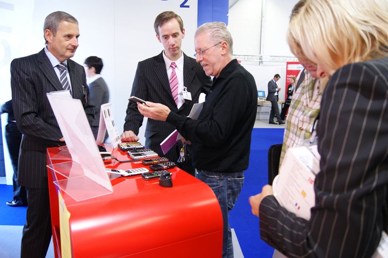 Am Stand von Emporia informieren sich Besucher über leicht bedienbare Handys und Smartphones. (Archiv: Vogel Business Media)