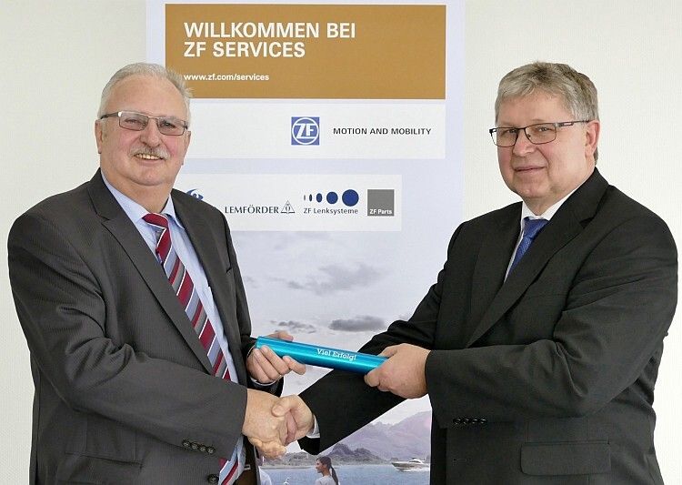 Stabübergabe in Schweinfurt: Helmut Ernst (rechts) löst Alois Ludwig ab. (Foto: ZF Services)