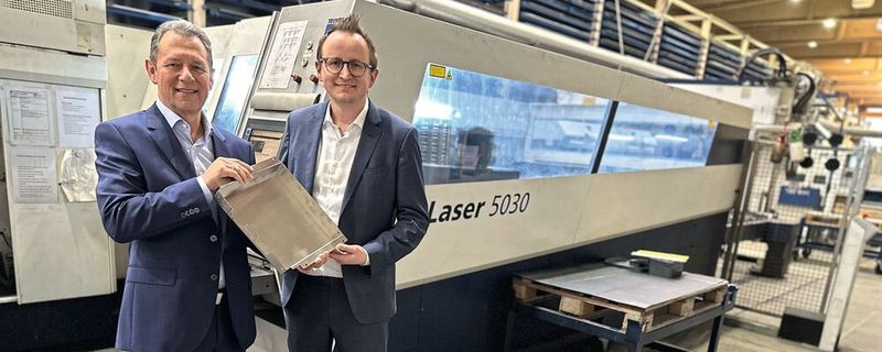 Dr. Steffen Albrecht (Managing Director of Pretec Schneidtechnologien GmbH, left) and Tom Krause (Managing Director of Automate-Me GmbH) in front of a Trumpf laser cutting machine.(Image: Automate-Me)
