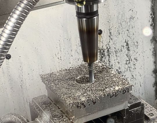 Zur Ermittlung der Hystereseeigenschaften von FGL unter hohen dynamischen Druckbelastungen wurde ein Prüfstand konstruiert, welcher aus einem hydraulischen Krafterreger, einer Spanneinheit zur Fixierung der Probe und einem Stahlrahmen zur Verbindung der einzelnen Komponenten besteht. Zur Ermittlung der Hystereseeigenschaften von FGL unter hohen dynamischen Druckbelastungen wurde ein Prüfstand konstruiert, welcher aus einem hydraulischen Krafterreger, einer Spanneinheit zur Fixierung der Probe und einem Stahlrahmen zur Verbindung der einzelnen Komponenten besteht.