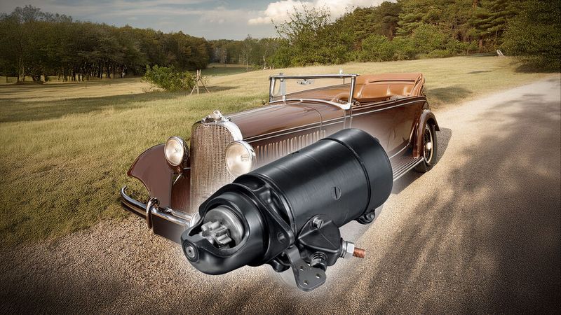 Bitte nicht versuchen, die Fahrzeugmodelle im Hintergrund zu erkennen – es sind KI-generierte Symbolbilder. Dieses steht für das Jahr 1937, ... (Bild: SEG Automotive)