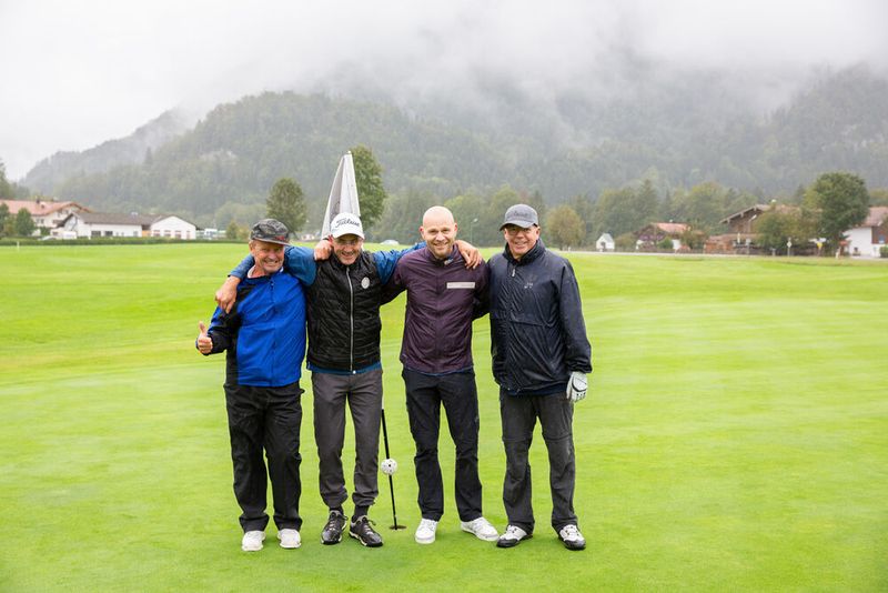 Komplett nass aber trotzdem gut drauf: (v. l.) P. Angerer (Biathlet), M. Schmidt (Rennrodler), F. Lohmann (Fujitsu), A. Robel (SVA) (Bild: © Hans Breitenfellner (hochzeit-in-bildern.de))