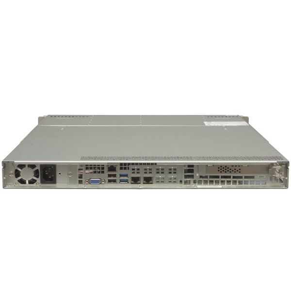 Der Server verfügt über zwei GbE-Ports und einen zusätzlichen IPMI-LAN-Anschluss für das Remote-Management. (Aquado)