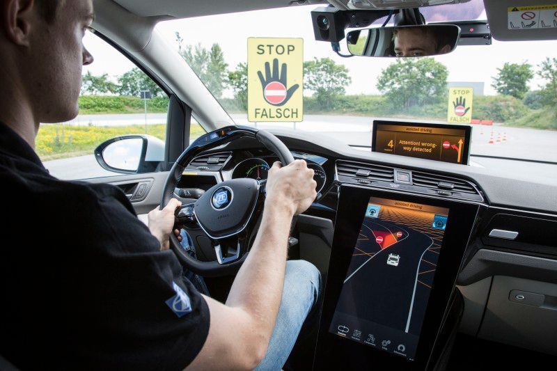 Vision Zero Vehicle von ZF: Das System „Wrong-way Inhibit“ aktiviert sich bereits, wenn der Fahrer per Blinker und eindeutiger Lenkbewegung andeutet, dass er in falscher Richtung in eine Straße einfahren will  (ZF Friedrichshafen AG)