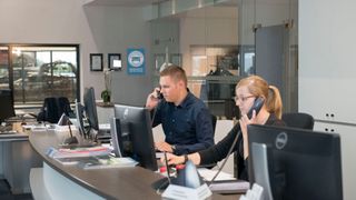 Nur wenige Autofahrer empfinden es als störend, wenn sich ihr Kfz-Betrieb bei ihnen meldet. (ZDK)