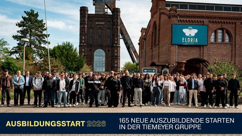 165 neue Auszubildende starten bei der Tiemeyer Gruppe ihre berufliche Zukunft. Das Spektrum der angebotenen Ausbildungsberufe ist dabei vielseitig und reicht von Automobilkaufleuten über Kfz-Mechatroniker, Karosseriebaumechaniker und Fahrzeuglackierer bis hin zu Fachkräften für Lagerlogistik und weiteren kaufmännischen Ausbildungsberufen. Zum Auftakt kamen die 165 neuen Auszubildenden zu zum gemeinsamen Onboarding-Event in der ELORIA Eventfabrik in Bottrop zusammen. Dort begrüßte der Vorstand die Nachwuchskräfte und gab einen ersten Einblick in die Unternehmensgruppe.  (Bild: Tiemeyer-Gruppe)