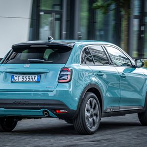 Fiat bringt den 600 als Hybrid. Als Verbrenner kommt ein 1,2-Liter-Turbobenziner zum Einsatz, der aus 1,2 Liter Hubraum eine Leistung von 74 kW/100 PS schöpft. Bei der stärkeren Variante leistet der Dreizylinder 100kW/136 PS.(Bild:  Autoren-Union Mobilität/Stellantis)