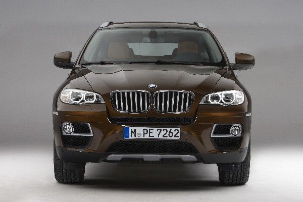 Der exklusive Status des X6 als Sports Activity Coupé wird durch gezielte Design-Modifikation und neue Ausstattungsmerkmale unterstrichen (Bild: BMW)