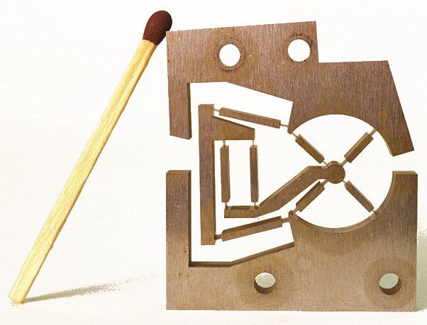 Aus einem einzigen Block herausgearbeitete Schwenkachse mit zusätzlicher Koppelkinematik zur Erhöhung der radialen Steifigkeit. (Bild: Henein)