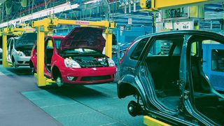 Eisenmann wird die Endmontage von Vinfast mit einem fördertechnischen Gesamtpaket ausstatten. Teil dessen wird auch eine ähnliche Elektrobahn mit Kettenhubgehängen sein. (Eisenmann)