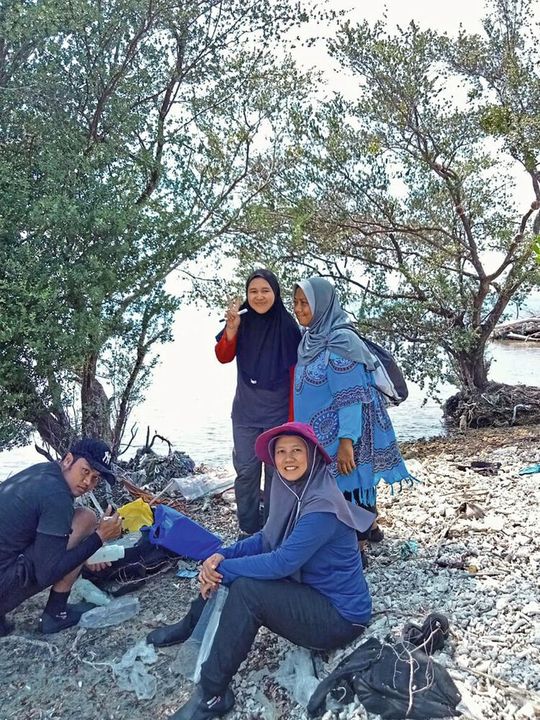Dr. Amanda Utami (mittig-sitzend) sammelte gemeinsam mit Kolleginnen und Kollegen Feldproben in Indonesien für ihre Untersuchungen.(Bild:  © Dwi Amanda Utami, BRIN)