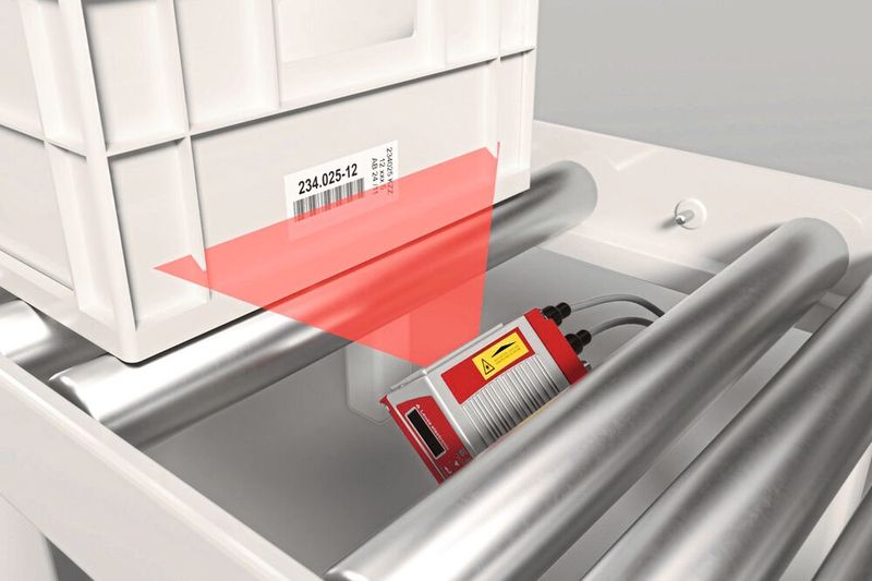 Frontseitige Behälteridentifikation unter extremen Neigungswinkeln mit dem Barcodeleser BCL 300i von Leuze. (Bild: Leuze Electronic GmbH + Co. KG)