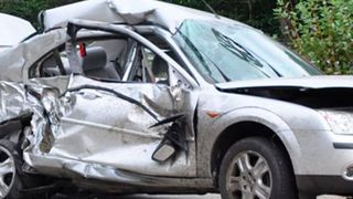 Eigentlich würde dieses demolierte Fahrzeug der Schrottpresse übergeben werden. Doch selbst in diesem stecken noch wertvolle Komponenten, wie Getriebe oder Batterien, die wiederverwendet werden können. Forscher suchen nach Wegen, die das sinnvoll zulassen. (Bild: G. Schrödel)