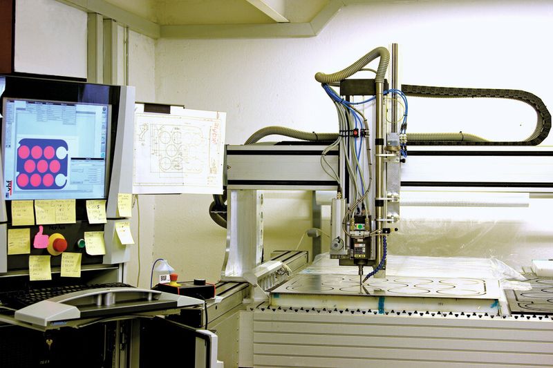 Die Röder Präzision GmbH verfügt zur Überprüfung der Laminateigenschaften über vielfältige Analysemethoden, um Delaminationen, Fehlstellen und Lufteinschlüsse zu erkennen. (Bild: Röder Präzision)