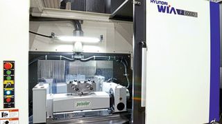 Die Peiseler-Schwenkeinrichtung in der Werkzeugmaschine von Hyundai WIA bei AVCI in Solingen. Von dieser Seite aus bestückt ein Mitarbeiter die Maschine und spannt die zu bearbeitenden Teile ein.  (Bild: Peiseler)