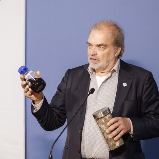 Andreas Anker (LyondellBasell): „Wir verwandeln Kunststoffmischabfall aus Haushalten zu hochwertigem Pyrolyseöl. Unsere Technologie garantiert dabei eine Ausbeute von mindestens 80 Prozent.“ (Bild:  Plastics Europe Deutschland)