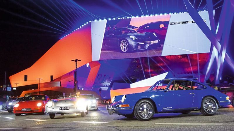 Am 8. Juni 2023, exakt 75 Jahren nach Zulassung des ersten Porsche-Wagens, feierte das Unternehmen mit 800 Gästen das Jubiläum mit einer spektakulären Inszenierung aus Musik, Licht und Choreografie.(Bild:  Dominsky – VCG)