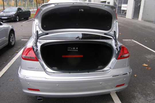 Die schmale Ladeklappe in den Kofferraum ist gewöhnungsbedürftig. Das Ladevolumen des BS4 beträgt 430 Liter. (Archiv: Vogel Business Media)