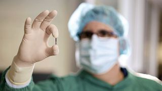 Miniaturization: The implantable brain pressure sensor (Kitea sensor) weighs only about 0.3 grams (approx. 0.01 ounces). The safety-critical electronics are hermetically sealed in a biocompatible glass casing. (Image: Parasoft)